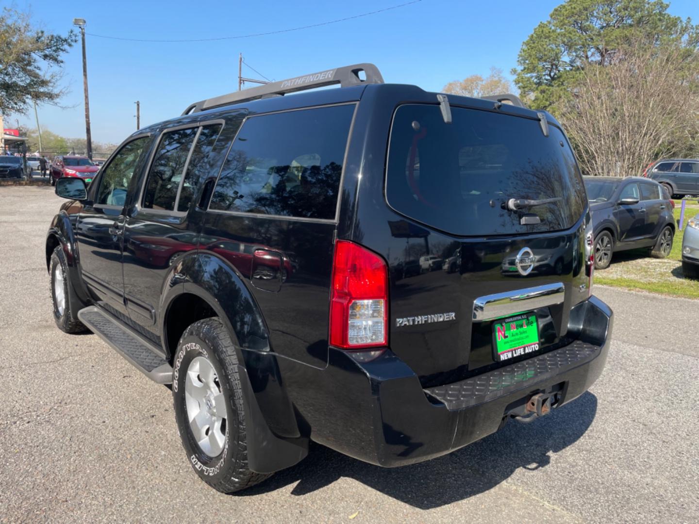 2007 BLACK NISSAN PATHFINDER S (5N1AR18U97C) with an 4.0L engine, Automatic transmission, located at 5103 Dorchester Rd., Charleston, SC, 29418-5607, (843) 767-1122, 36.245171, -115.228050 - Spacious interior with Sunroof, Bose Stereo with 6-Disc CD/AUX, Dual Climate Control, Rear Climate Control, Power Everything (windows, locks, seat, mirrors), Keyless Entry, Tow Package, Alloy Wheels. Local Trade-in!! 198k miles Located at New Life Auto Sales! 2023 WINNER for Post & Courier's Charle - Photo#4